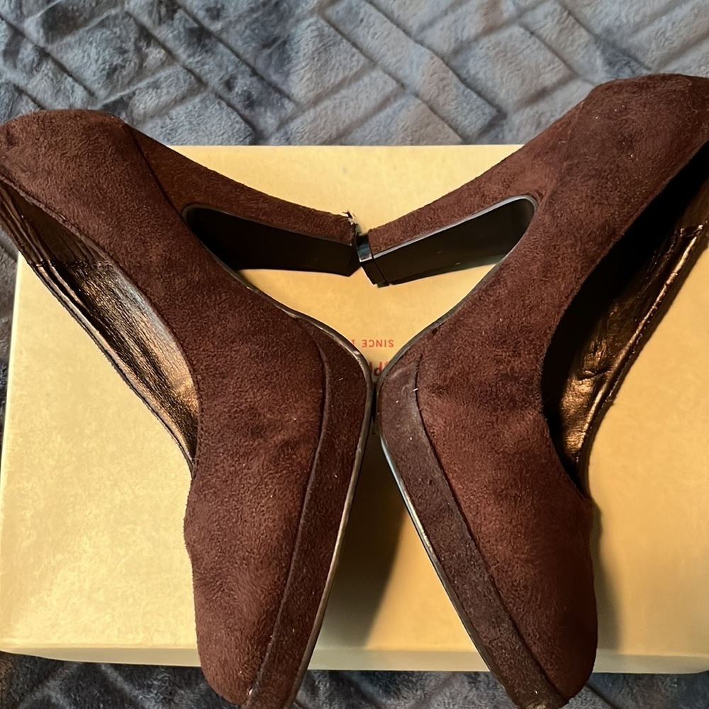 Groove Suede Heels Sz 8- FREE w/ purchase.